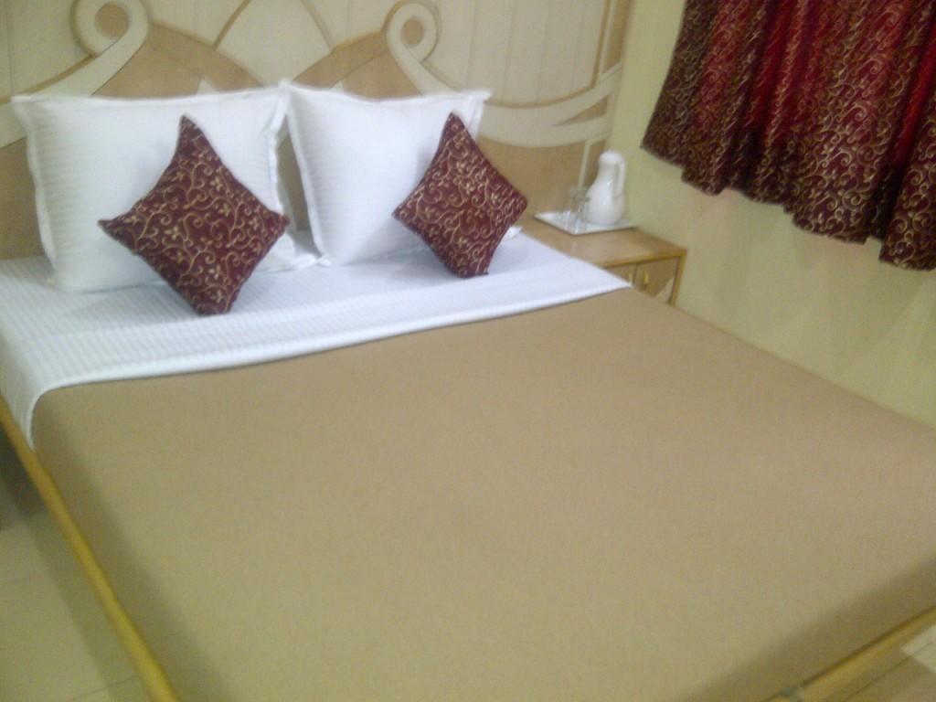 Hotel Om Sai Palace Pune Room photo