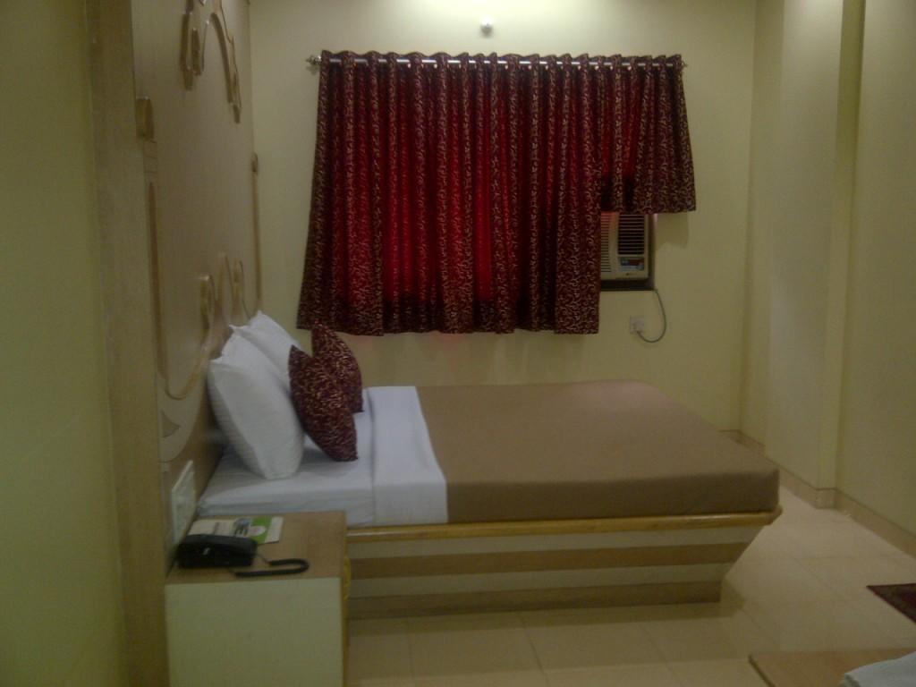 Hotel Om Sai Palace Pune Room photo