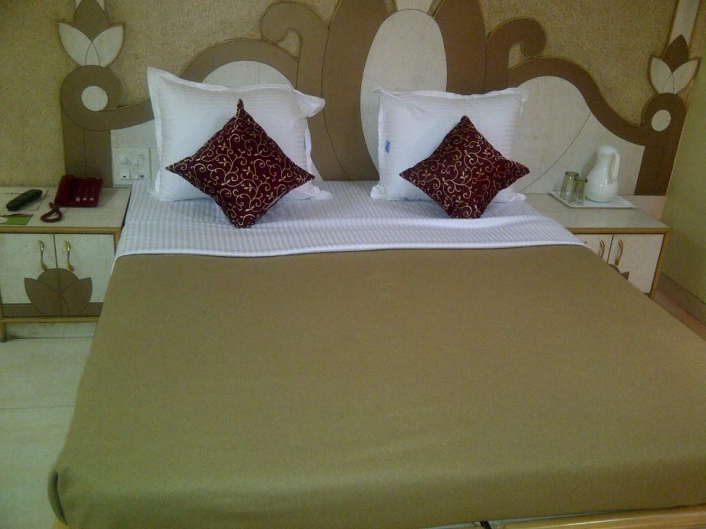 Hotel Om Sai Palace Pune Room photo